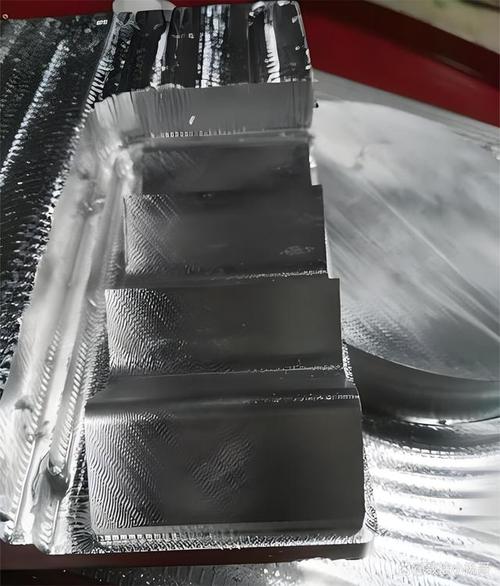 铣削加工中工件表面振动纹路特写