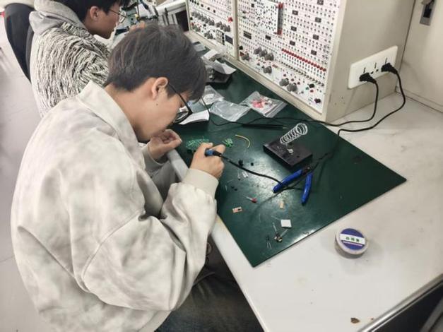 工人使用人体工学工作站进行标准作业