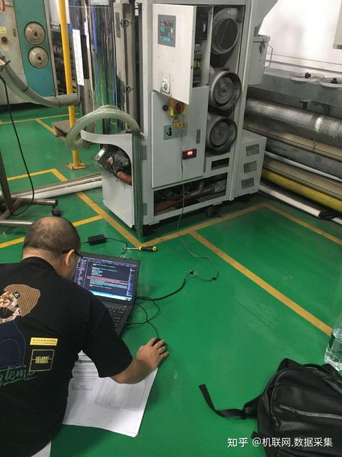 工厂机床传感器数据采集现场