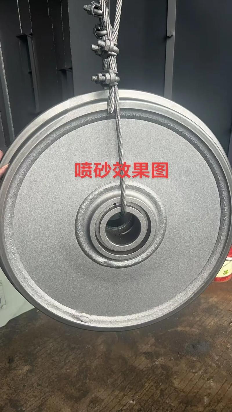 磨削加工中高压冷却液喷射砂轮与工件接触区特写