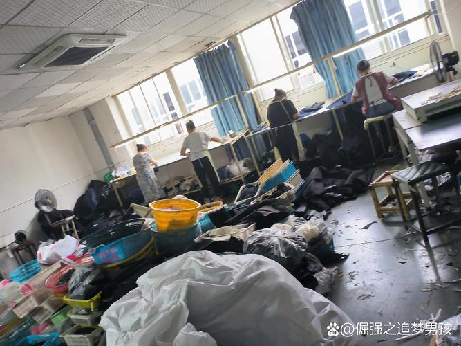 汽车生产线因缺料停工的萧条场景