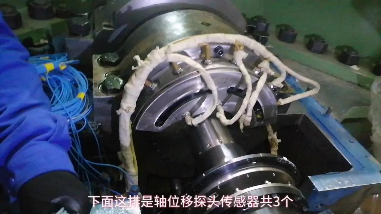 精密齿轮磨齿车间,传感器遍布机床主轴与冷却液管路,实时数据在大屏跳动