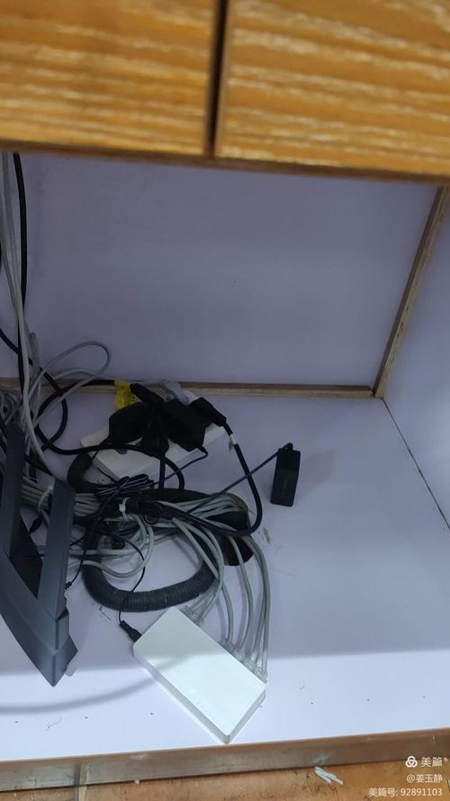 工厂车间内老式Wi-Fi 5接入点信号被干扰的混乱场景