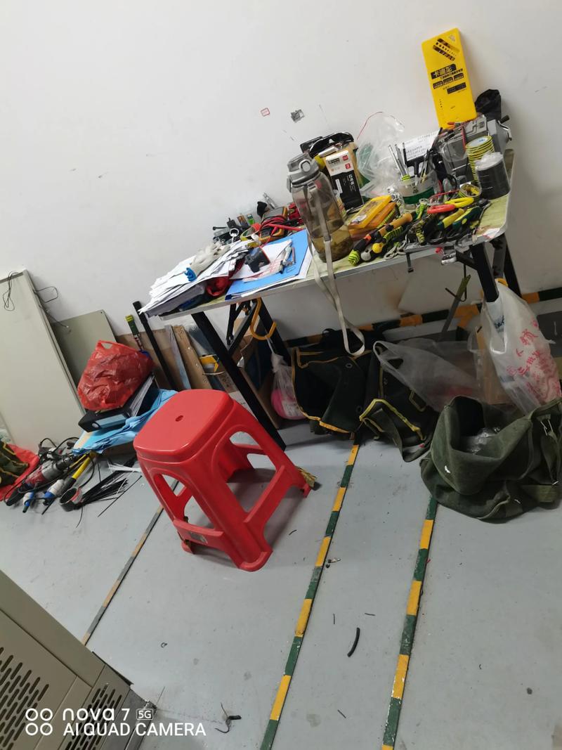 沾满油污被撕破的SOP文件粘在设备旁
