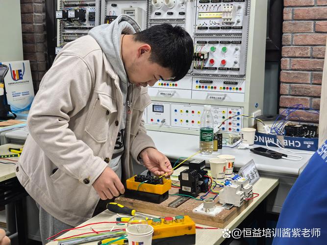 工业PLC调试现场工程师皱眉图