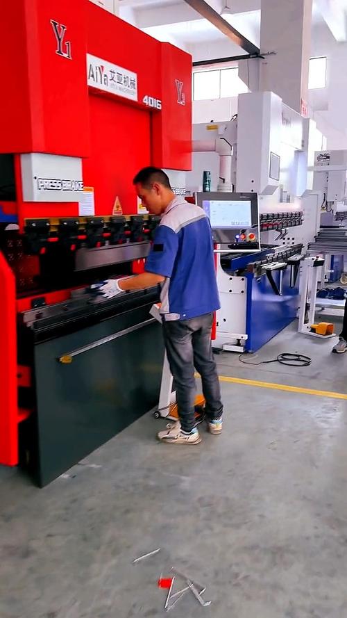 折弯机操作工定位放料实拍