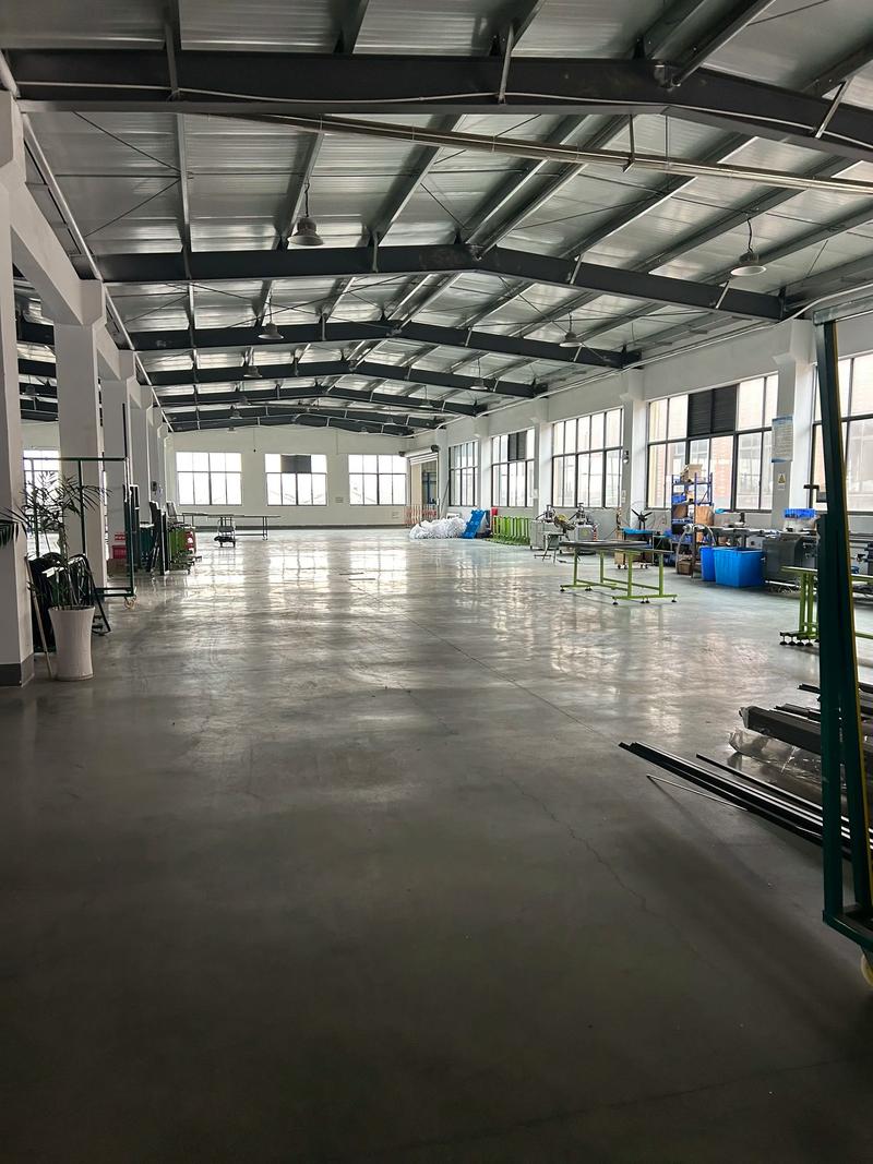 工业制造工厂停工空荡的生产线场景