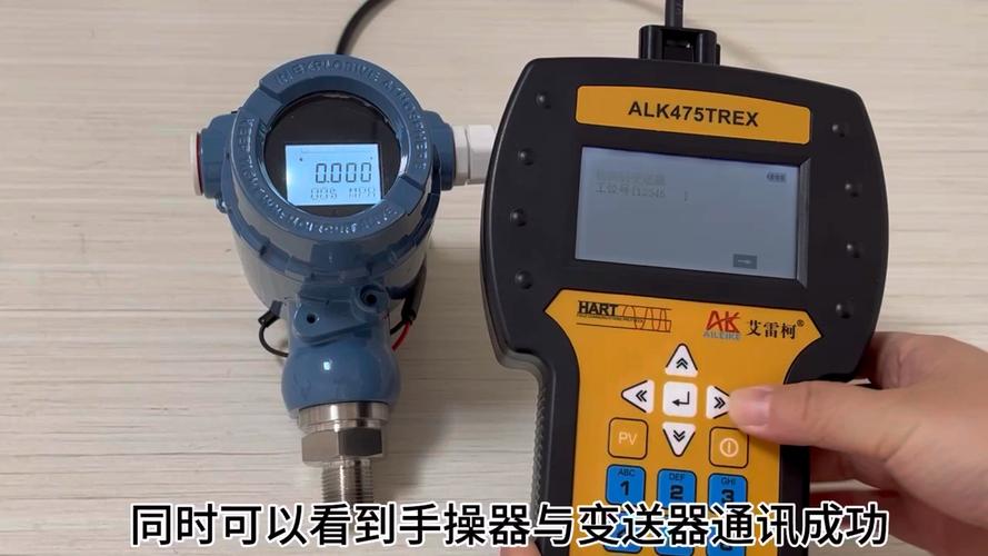 智能压力变送器与HART手操器连接调试现场，屏幕显示诊断消息