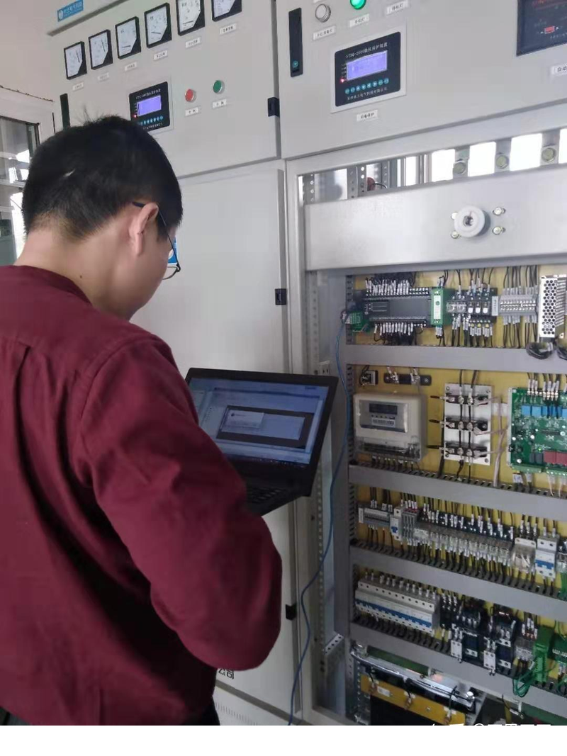 技术员在老旧数控机床旁调试数据采集模块
