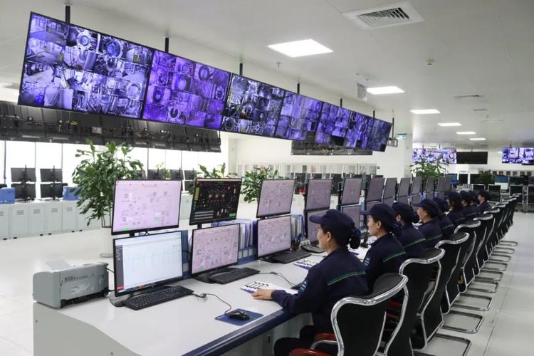 现代化工厂DCS中央控制室全景操作员站