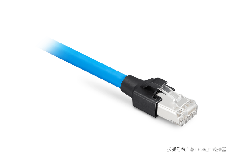 工厂车间内工业以太网线缆连接电机驱动器
