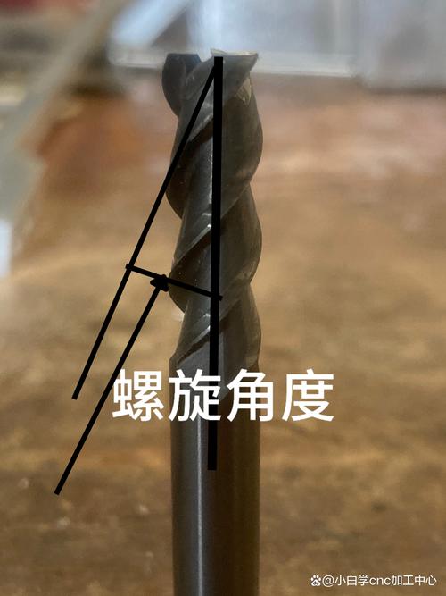 廉价铣刀刀刃放大微崩口图