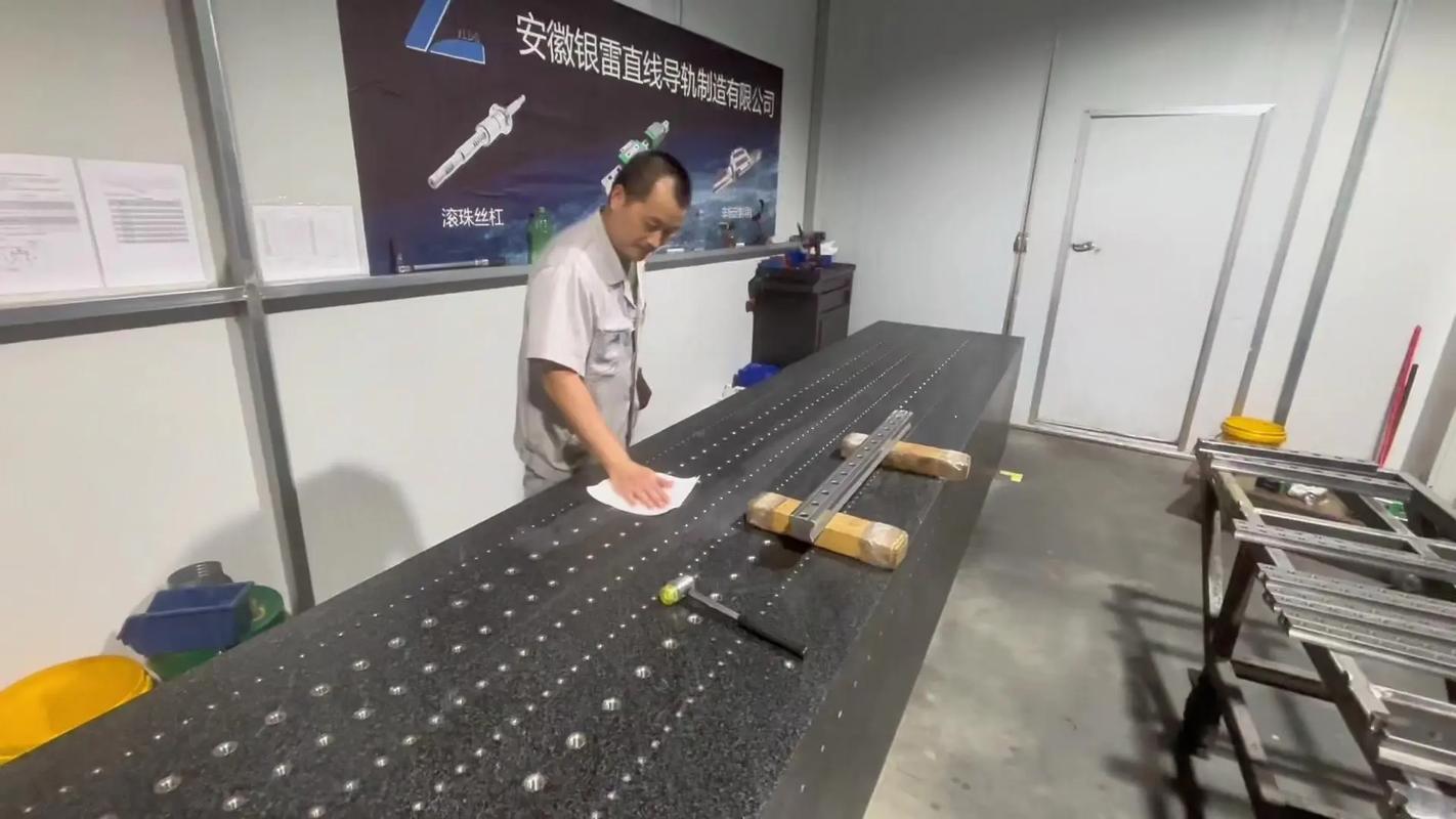 自动化仓储系统导轨安装精度检测现场
