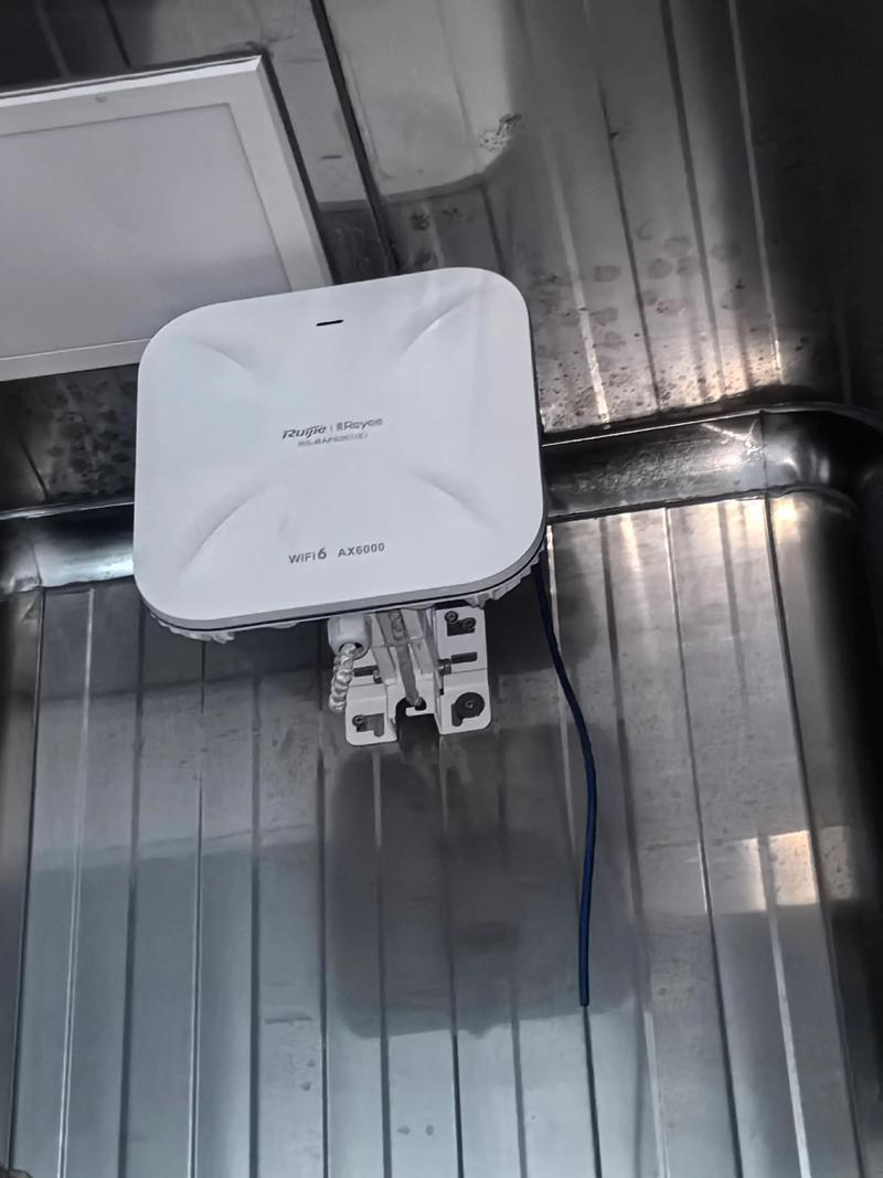 具备IP67防护等级的工业级Wi-Fi 6E接入点实物安装