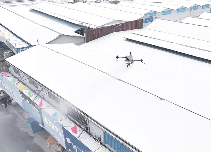 工业无人机机库自动充电机械臂特写 风雪环境