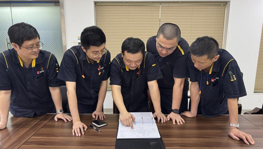 质量功能展开跨部门团队讨论现场
