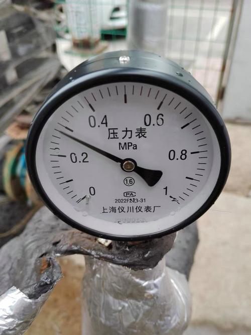 工厂空压机房管道压力表特写