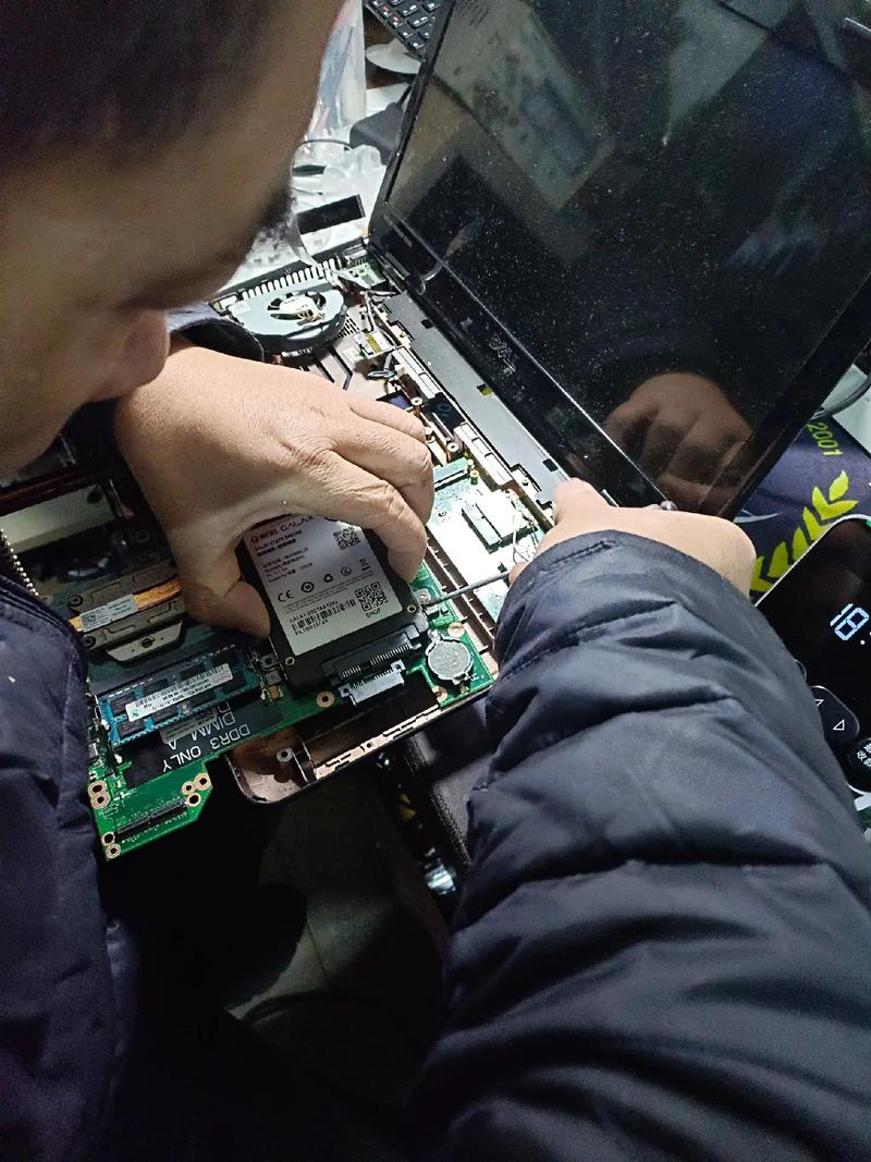 工程师正在用笔记本电脑诊断工业以太网故障