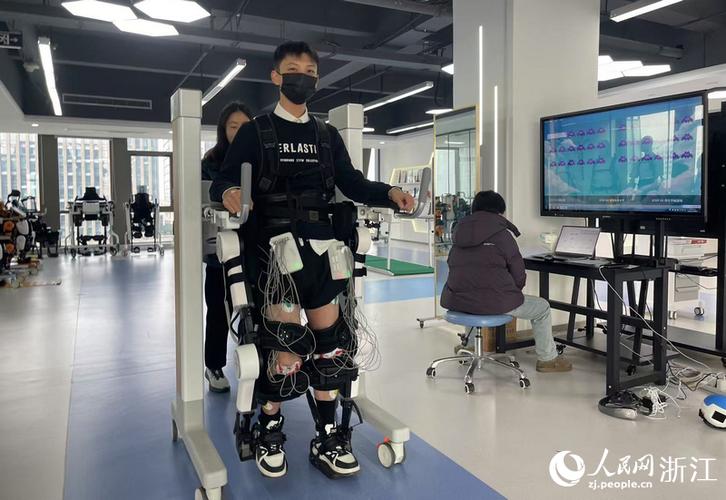 工厂操作员穿戴外骨骼进行人因优化测试