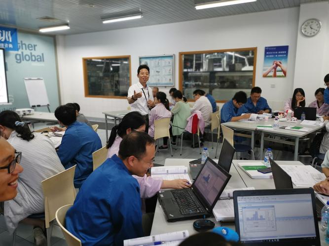 车间员工使用平板观看标准作业视频培训