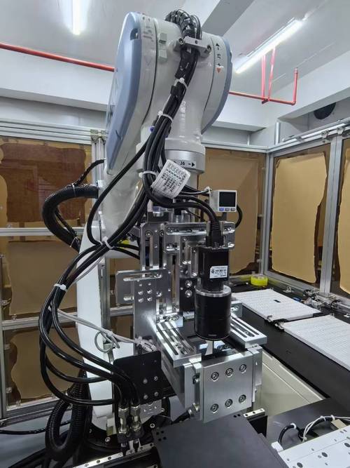 柔性制造系统多台数控机床与机械臂协同抓取零件实景
