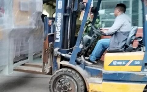 物料搬运：别再让老式叉车拖垮你的产线效率