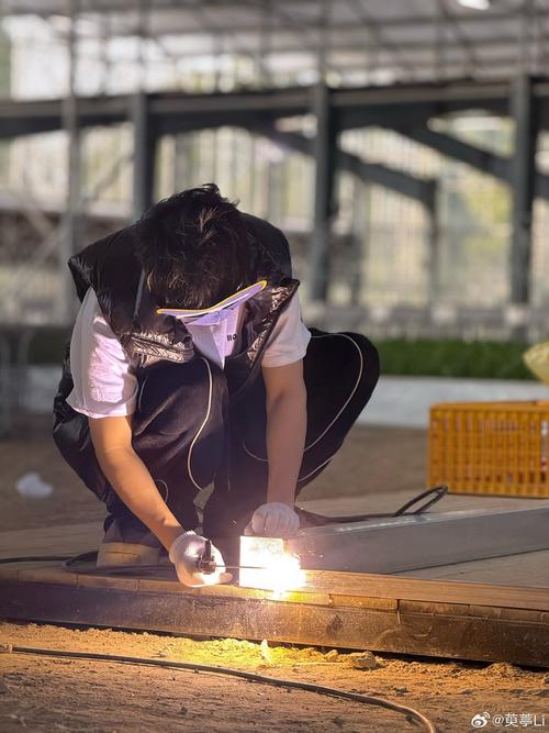 工业工程师手持秒表在流水线旁进行MTM时间测定现场