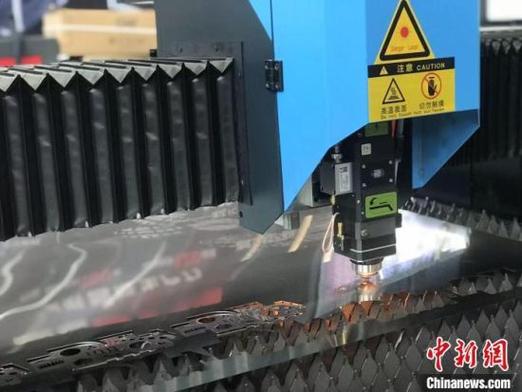 激光切割头喷嘴特写 光纤激光喷头污染