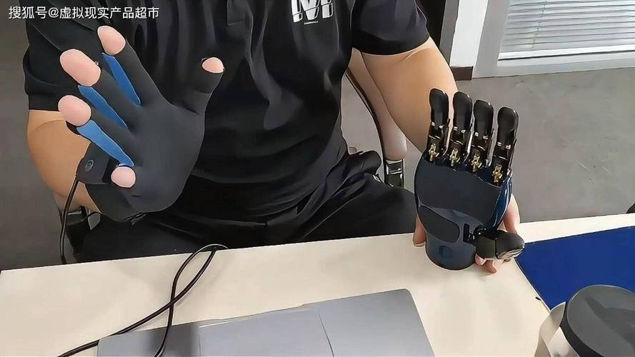 力反馈数据手套与VR头显结合的工业仿真操作