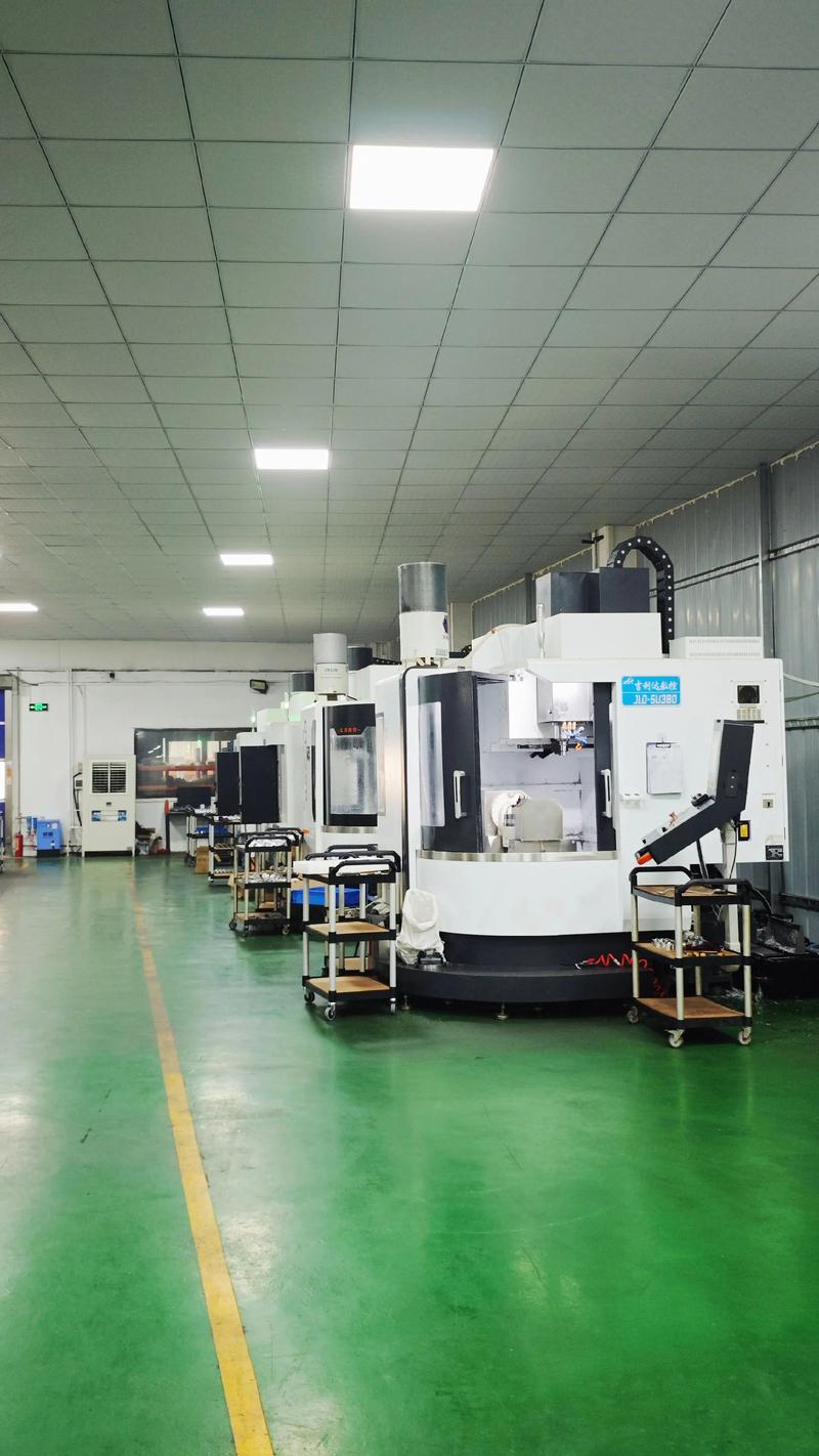 数控机床加工大型模具车间现场