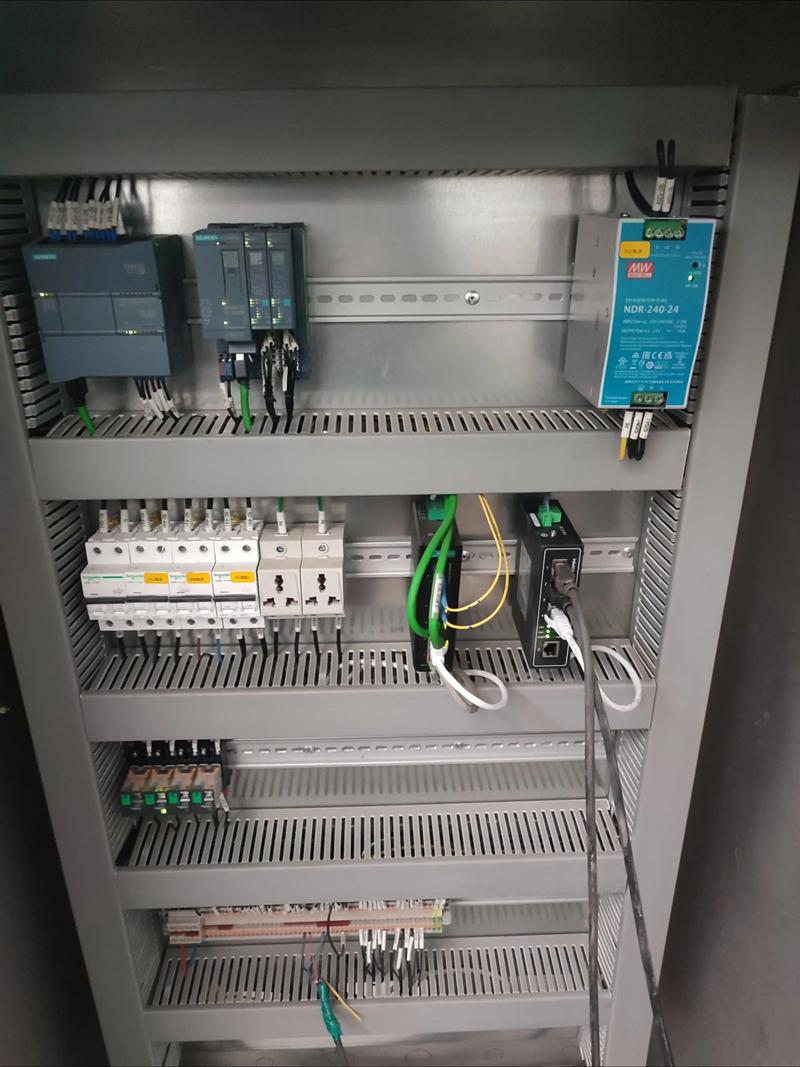 老旧西门子S5 PLC与新工业PC控制系统对比实拍