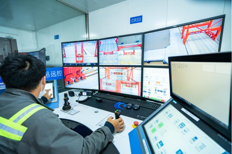 港口龙门吊5G远程控制终端实际部署照片