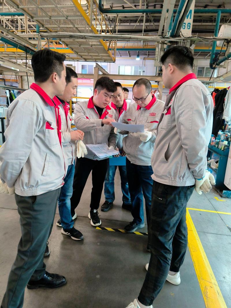 班组长在现场进行快速换模改善练习