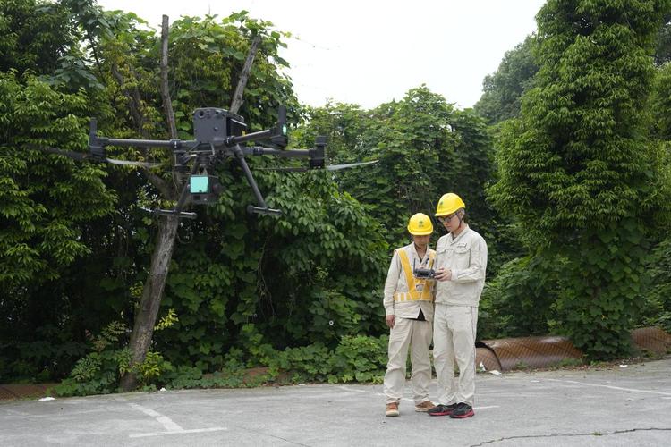 工业无人机搭载激光雷达在山区管道巡检的夜间作业现场