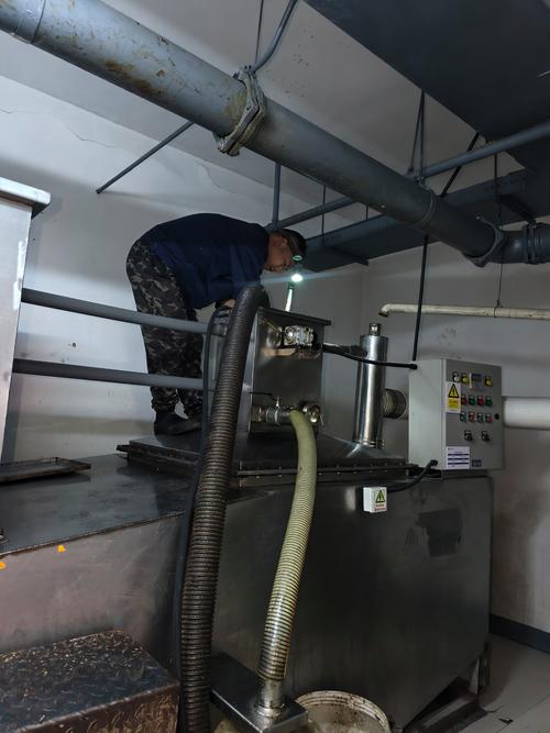 阳极氧化除油槽喷淋系统维护现场
