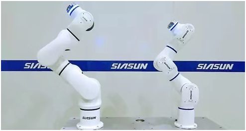 工人拖拽示教协作机器人