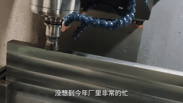 五轴水刀切割复杂曲面工件动态补偿示意图