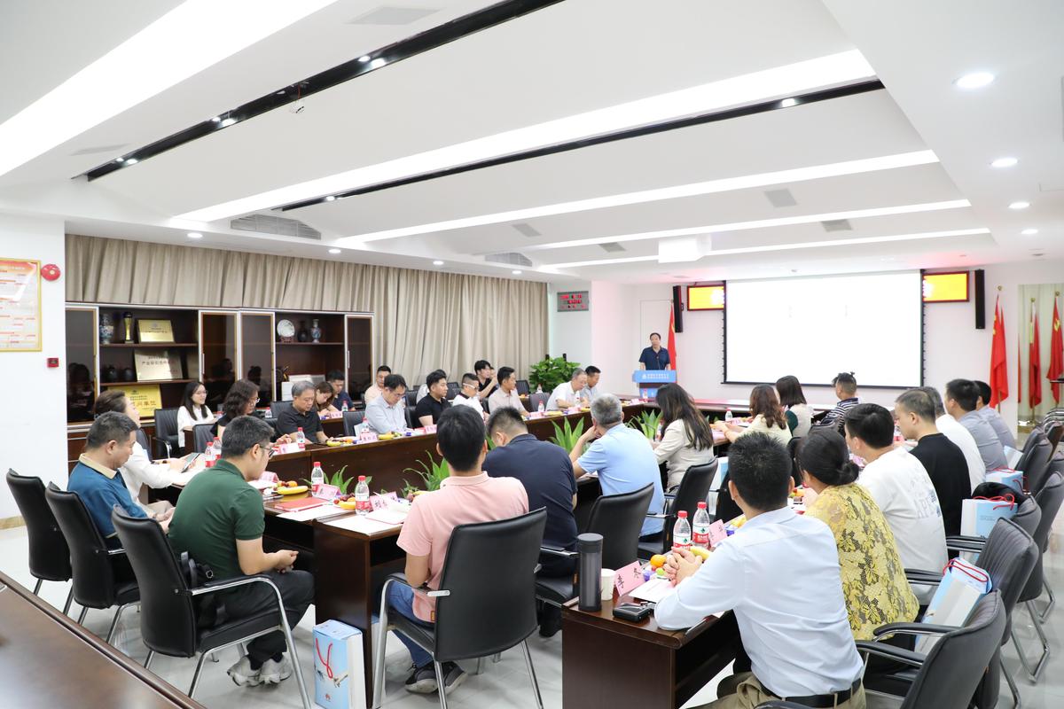 供应商关系管理战略会议讨论场景