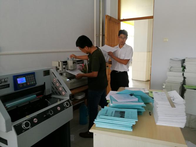 制造业工程师正在会议室里用白板清理PLM物料主数据