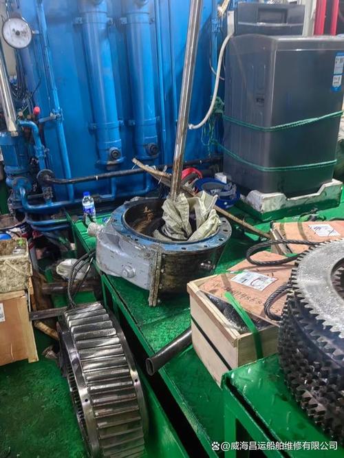 钳工使用听音棒检查齿轮箱运行状态