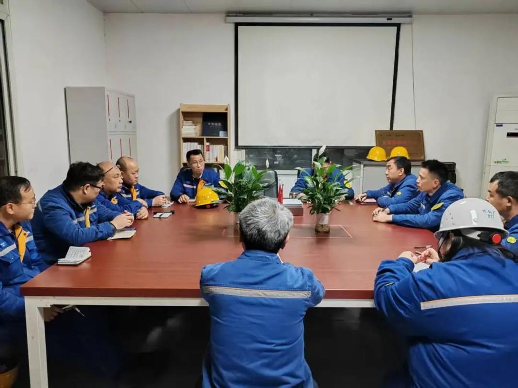 工业场景下团队围绕质量屋白板激烈讨论