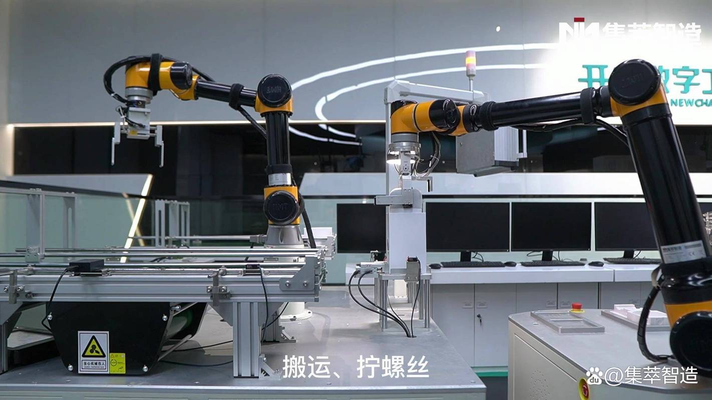 工人正在拖动示教协作机器人手臂进行任务编程