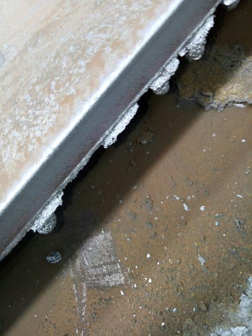 等离子切割挂渣缺陷实物特写图